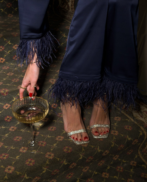 14 Вечірній сатиновий костюм із пір'ям